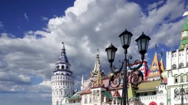 Izmaylovo 'daki Kremlin, Moskova, Rusya' daki hareketli bulutlara karşı ünlü İzmaylovo Vernissage 'a dayanan eşsiz kültür ve eğlence merkezi.