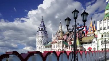 Izmaylovo 'daki Kremlin, Moskova, Rusya' daki hareketli bulutlara karşı ünlü İzmaylovo Vernissage 'a dayanan eşsiz kültür ve eğlence merkezi.