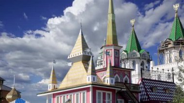Izmaylovo 'daki Kremlin, Moskova, Rusya' daki hareketli bulutlara karşı ünlü İzmaylovo Vernissage 'a dayanan eşsiz kültür ve eğlence merkezi.