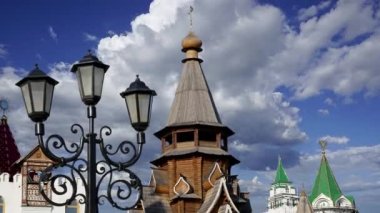 Izmailovsky Kremlin 'deki Aziz Niklas Kilisesi (Kremlin in Izmailovo) hareketli bulutlara karşı, Moskova, Rusya. Yeni kilise, Rus ahşap mimarisinin geleneklerine göre inşa edildi. 