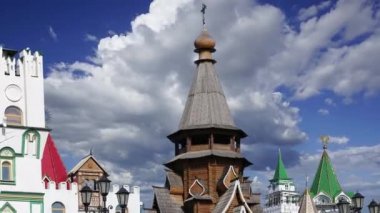 Izmailovsky Kremlin 'deki Aziz Niklas Kilisesi (Kremlin in Izmailovo) hareketli bulutlara karşı, Moskova, Rusya. Yeni kilise, Rus ahşap mimarisinin geleneklerine göre inşa edildi. 