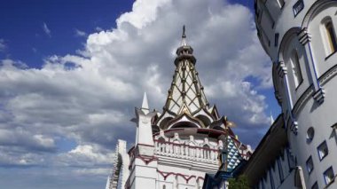 Izmaylovo 'daki Kremlin, Moskova, Rusya' daki hareketli bulutlara karşı ünlü İzmaylovo Vernissage 'a dayanan eşsiz kültür ve eğlence merkezi.