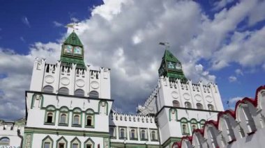 Izmaylovo 'daki Kremlin, Moskova, Rusya' daki hareketli bulutlara karşı ünlü İzmaylovo Vernissage 'a dayanan eşsiz kültür ve eğlence merkezi.