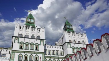 Izmaylovo 'daki Kremlin, Moskova, Rusya' daki hareketli bulutlara karşı ünlü İzmaylovo Vernissage 'a dayanan eşsiz kültür ve eğlence merkezi.