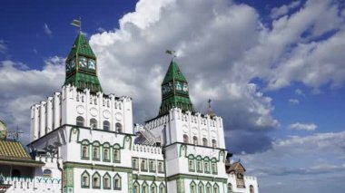 Izmaylovo 'daki Kremlin, Moskova, Rusya' daki hareketli bulutlara karşı ünlü İzmaylovo Vernissage 'a dayanan eşsiz kültür ve eğlence merkezi.