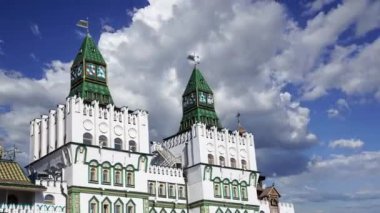 Izmaylovo 'daki Kremlin, Moskova, Rusya' daki hareketli bulutlara karşı ünlü İzmaylovo Vernissage 'a dayanan eşsiz kültür ve eğlence merkezi.