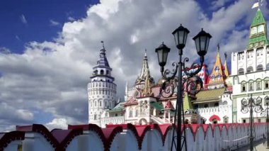 Izmaylovo 'daki Kremlin, Moskova, Rusya' daki hareketli bulutlara karşı ünlü İzmaylovo Vernissage 'a dayanan eşsiz kültür ve eğlence merkezi.