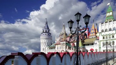 Izmaylovo 'daki Kremlin, Moskova, Rusya' daki hareketli bulutlara karşı ünlü İzmaylovo Vernissage 'a dayanan eşsiz kültür ve eğlence merkezi.