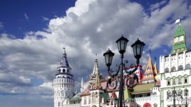 Izmaylovo 'daki Kremlin, Moskova, Rusya' daki hareketli bulutlara karşı ünlü İzmaylovo Vernissage 'a dayanan eşsiz kültür ve eğlence merkezi.