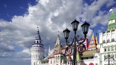Izmaylovo 'daki Kremlin, Moskova, Rusya' daki hareketli bulutlara karşı ünlü İzmaylovo Vernissage 'a dayanan eşsiz kültür ve eğlence merkezi.