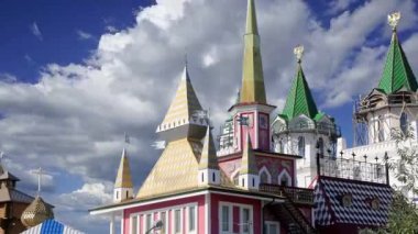 Izmaylovo 'daki Kremlin, Moskova, Rusya' daki hareketli bulutlara karşı ünlü İzmaylovo Vernissage 'a dayanan eşsiz kültür ve eğlence merkezi.