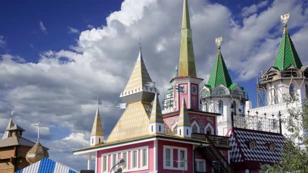 克里姆林宫位于伊斯梅洛沃 面对着移动的云彩 莫斯科 俄罗斯 独一无二的文化和娱乐中心 以著名的伊斯梅洛沃Vernissage为基地 — 图库视频影像