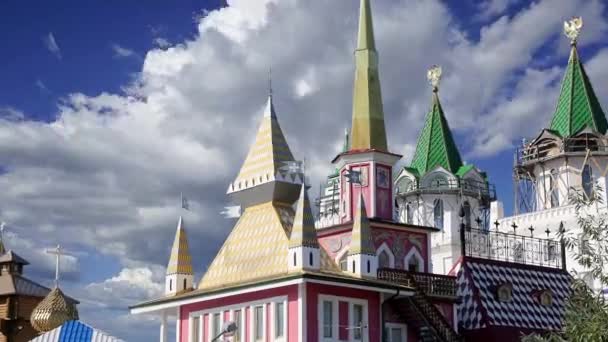 移動雲 モスクワ ロシアに対するイズマイロヴォのクレムリン 有名なイズマイロヴォ ヴェルニサージュに拠点を置く文化とエンターテイメントのユニークな中心 — ストック動画