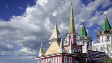 Izmaylovo 'daki Kremlin, Moskova, Rusya' daki hareketli bulutlara karşı ünlü İzmaylovo Vernissage 'a dayanan eşsiz kültür ve eğlence merkezi.