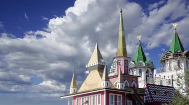 Izmaylovo 'daki Kremlin, Moskova, Rusya' daki hareketli bulutlara karşı ünlü İzmaylovo Vernissage 'a dayanan eşsiz kültür ve eğlence merkezi.