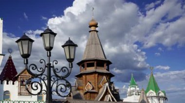 Izmailovsky Kremlin 'deki Aziz Niklas Kilisesi (Kremlin in Izmailovo) hareketli bulutlara karşı, Moskova, Rusya. Yeni kilise, Rus ahşap mimarisinin geleneklerine göre inşa edildi. 