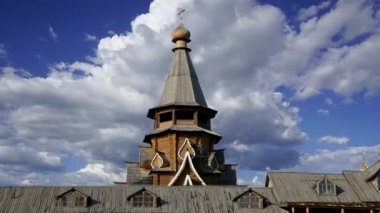 Izmailovsky Kremlin 'deki Aziz Niklas Kilisesi (Kremlin in Izmailovo) hareketli bulutlara karşı, Moskova, Rusya. Yeni kilise, Rus ahşap mimarisinin geleneklerine göre inşa edildi. 
