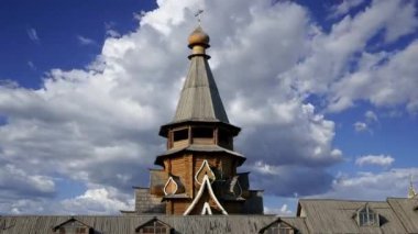 Izmailovsky Kremlin 'deki Aziz Niklas Kilisesi (Kremlin in Izmailovo) hareketli bulutlara karşı, Moskova, Rusya. Yeni kilise, Rus ahşap mimarisinin geleneklerine göre inşa edildi. 