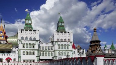 Izmaylovo 'daki Kremlin, Moskova, Rusya' daki hareketli bulutlara karşı ünlü İzmaylovo Vernissage 'a dayanan eşsiz kültür ve eğlence merkezi.