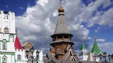 Izmailovsky Kremlin 'deki Aziz Niklas Kilisesi (Kremlin in Izmailovo) hareketli bulutlara karşı, Moskova, Rusya. Yeni kilise, Rus ahşap mimarisinin geleneklerine göre inşa edildi. 