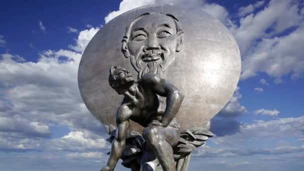 Памятник Мину Установлен Мая 1990 Года Против Движущихся Облаков Москва — стоковое видео