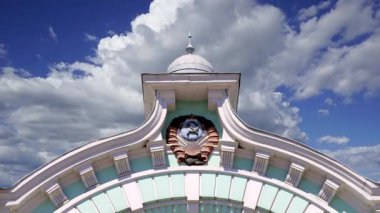 Beyaz Rusya 'nın başkenti Moskova' daki dokuz ana tren istasyonundan biri olan Belorussky (Belarus) tren istasyonu hareket halindeki bulutlara karşı inşa edilmektedir. 1870 yılında açıldı ve 1907-1912 yılları arasında şimdiki haliyle yeniden inşa edildi.  