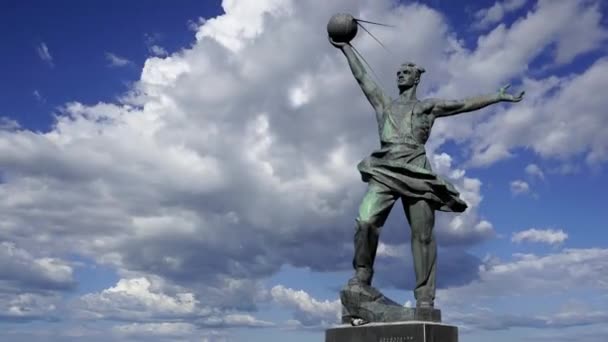 Skulpturkomposit Den Första Satelliten Moskva Ryssland Monumentets Piedestal Slogs Inskriptionen — Stockvideo