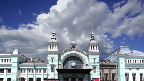 Der Bau Des Belorussischen Bahnhofs Gegen Die Sich Bewegenden Wolken — Stockvideo