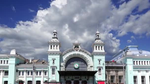 移動する雲に対するベラルーシの鉄道駅の建設は ロシアのモスクワにある9つの主要鉄道駅の1つです 明治3年 1870年 に開館し 明治40年 1907年 から大正2年 1912年 にかけて現在の姿で — ストック動画