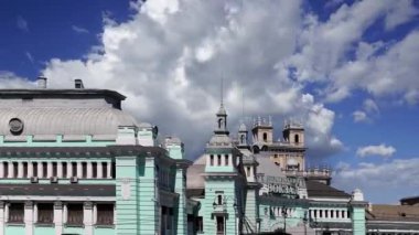 Beyaz Rusya 'nın başkenti Moskova' daki dokuz ana tren istasyonundan biri olan Belorussky (Belarus) tren istasyonu hareket halindeki bulutlara karşı inşa edilmektedir. 1870 yılında açıldı ve 1907-1912 yılları arasında şimdiki haliyle yeniden inşa edildi.  