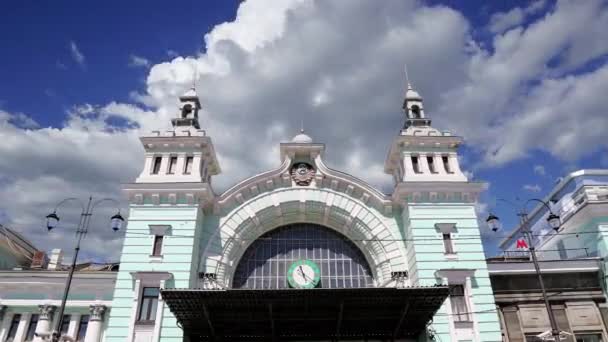 Byggandet Den Vitryska Järnvägsstationen Mot Rörliga Molnen Nio Största Järnvägsstationerna — Stockvideo