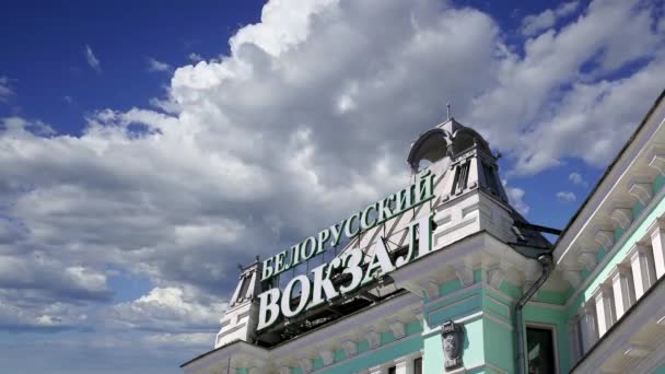 Budynek Białoruskiego Dworca Kolejowego Przed Ruchomymi Chmurami Jedna Dziewięciu Głównych — Wideo stockowe