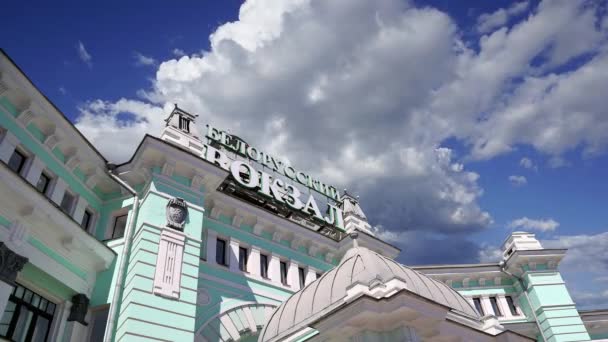 Costruzione Della Stazione Ferroviaria Bielorussa Contro Nuvole Movimento Una Delle — Video Stock