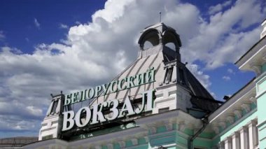 Beyaz Rusya 'nın başkenti Moskova' daki dokuz ana tren istasyonundan biri olan Belorussky (Belarus) tren istasyonu hareket halindeki bulutlara karşı inşa edilmektedir. 1870 yılında açıldı ve 1907-1912 yılları arasında şimdiki haliyle yeniden inşa edildi.  