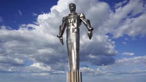 Monument Voor Yuri Gagarin Meter Hoge Sokkel Standbeeld Tegen Bewegende — Stockvideo