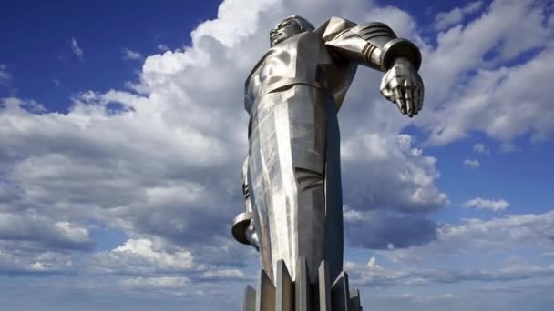 Pomnik Jurija Gagarina Metrowy Postument Posąg Ruchomych Chmurach Pierwszej Osoby — Wideo stockowe