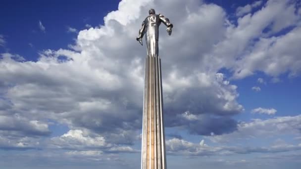 Monument Voor Yuri Gagarin Meter Hoge Sokkel Standbeeld Tegen Bewegende — Stockvideo