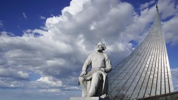 Monument Till Tsiolkovsky Och Erövrare Rymdmonumentet Mot Rörliga Molnen Parken — Stockvideo