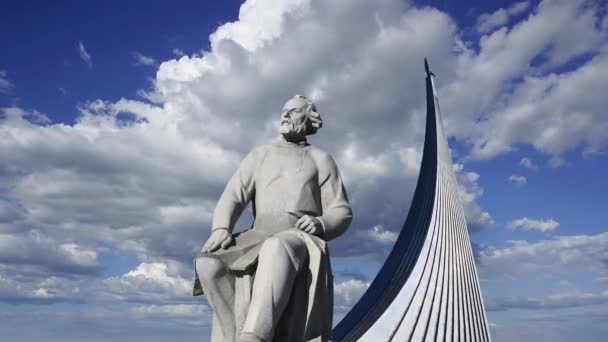Monument Tsiolkovsky Conquerors Space Monument Moving Clouds Park Outdoors Cosmonautics — Stock video