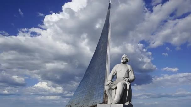 Monument Voor Tsiolkovsky Veroveraars Van Ruimte Monument Tegen Bewegende Wolken — Stockvideo