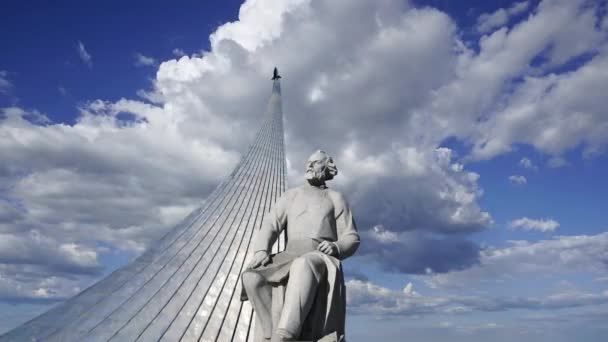 Памятник Циолковскому Завоевателям Космоса Против Движущихся Облаков Парке Открытом Воздухе — стоковое видео