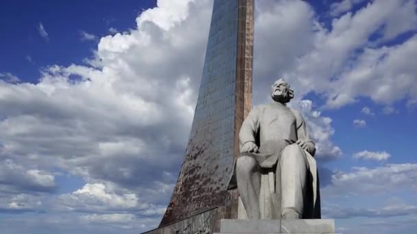 Monument Tsiolkovsky Conquerors Space Monument Moving Clouds Park Outdoors Cosmonautics — Vídeo de stock