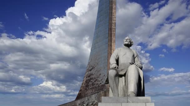 Pomnik Tsiolkovskiego Zdobywców Pomnika Kosmicznego Przed Ruchomymi Chmurami Parku Pod — Wideo stockowe