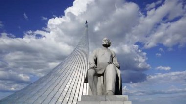 Tsiolkovsky ve Uzay Anıtı Fatihleri Anıtı (hareket halindeki bulutlara karşı) VDNK sergi merkezi yakınlarındaki Kozmonotlar Müzesi 'nin (Rusça) parkında, Moskova, Rusya 