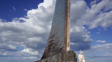 Tsiolkovsky ve Uzay Anıtı Fatihleri Anıtı (hareket halindeki bulutlara karşı) VDNK sergi merkezi yakınlarındaki Kozmonotlar Müzesi 'nin (Rusça) parkında, Moskova, Rusya 