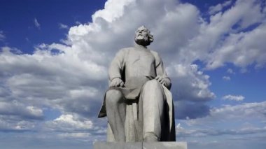 Uzay Anıtı Fatihleri (hareket halindeki bulutlara karşı) yakınlarındaki VDNK sergi merkezi yakınlarındaki Kozmonotlar Müzesi 'nin parkında bulunan Tsiolkovsky anıtı, Moskova, Rusya 