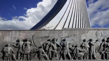 Uzay Anıtı Fatihleri (hareket eden bulutlara karşı) VDNK sergi merkezi yakınlarındaki Kozmonotlar Müzesi 'nin parkında, Moskova, Rusya    