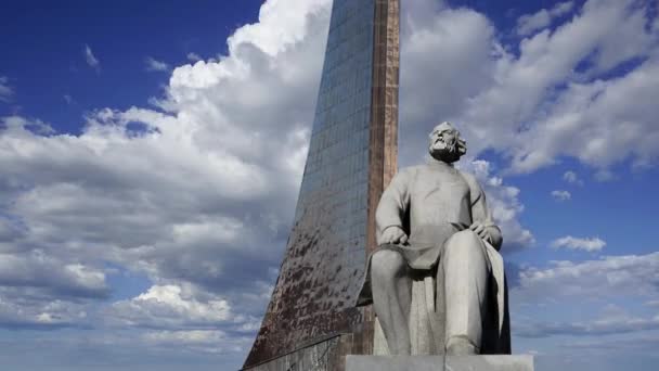 Tsiolkovsky Uzay Anıtı Fatihleri Anıtı Hareket Halindeki Bulutlara Karşı Vdnk — Stok video