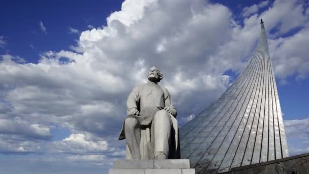 Monument Voor Tsiolkovsky Veroveraars Van Ruimte Monument Tegen Bewegende Wolken — Stockvideo