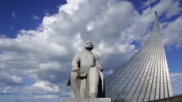 Monumen Tsiolkovsky Dan Penakluk Monumen Ruang Angkasa Terhadap Awan Bergerak — Stok Video